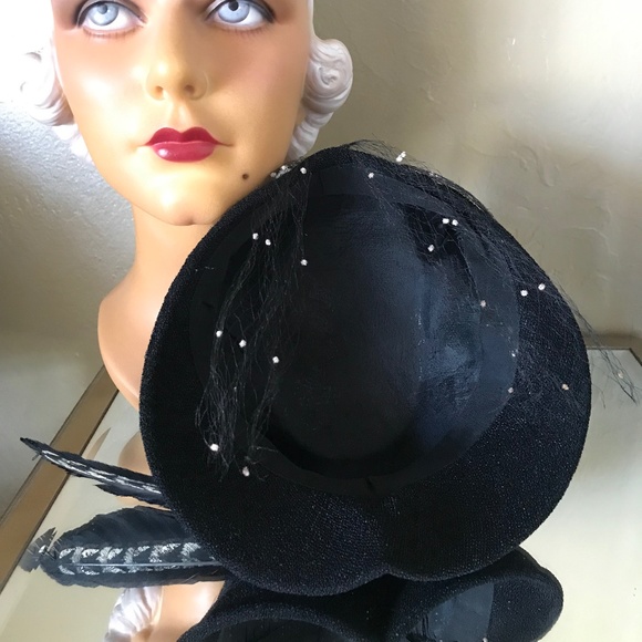 GRACEFUL 1940s\' BLACK FABRIC HAT WITH PAINTED FEATHER & DOTTED VEIL main image 4